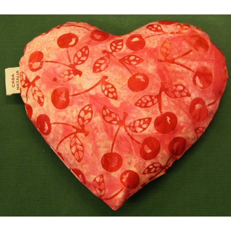 Cojín terapéutico afrodisíaco en forma de corazón, con semillas y hiebas aromáticas. Elaborado con tela batik indonesio. Cojín terapéutico afrodisíaco en forma de corazón, con semillas y hiebas aromáticas. Elaborado con tela batik indonesio.